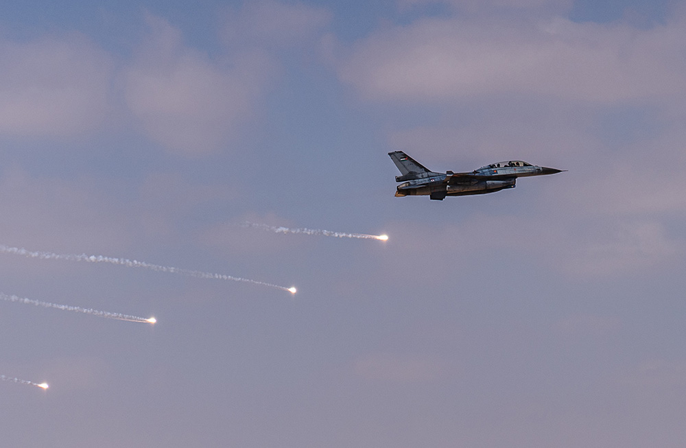 Jordanian F-16 Fighting Falcon deploys flares during Exercise Eager Lion in Jordan F-16 electronic self-protection system completes government lab integration (DefenseScoop)