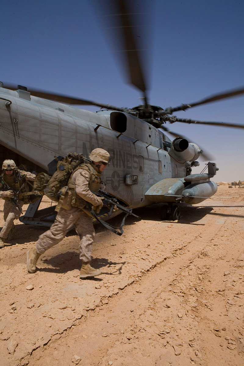 soldiers running out of helicopter