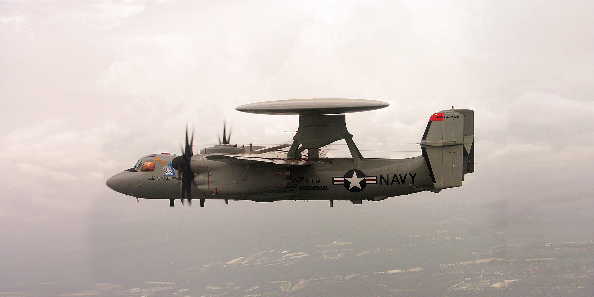 طائرة من طراز E-2D Advanced Hawkeye تحلق عبر السحب